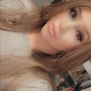 Meet your Posher, Casandra